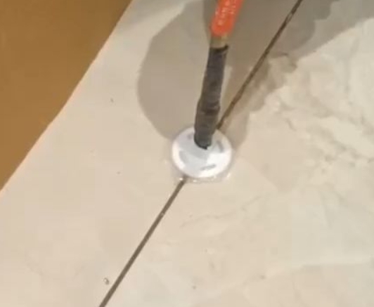 滴道瓷砖空鼓维修公司专业解答瓷砖在铺贴过程中，如果没有涂抹均匀到位的粘结材料（如水泥砂浆或瓷砖胶），可能会导致以下问题