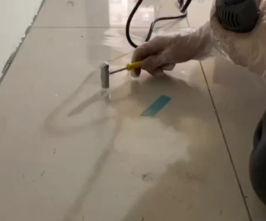 滴道瓷砖开裂维修公司专业分享瓷砖在铺贴前如果没有沥干水分，将会导致以下问题